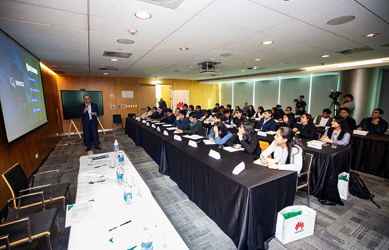 Estudiantes universitarios inician su formación en tecnología